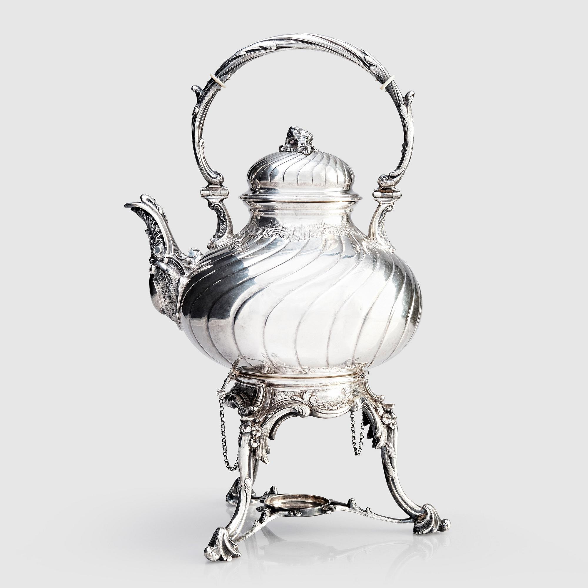 Gustaf Möllenborg (Carl Teodor Feron), tekanna på rechaud, silver, Stockholm 1885. Nyrokoko.
