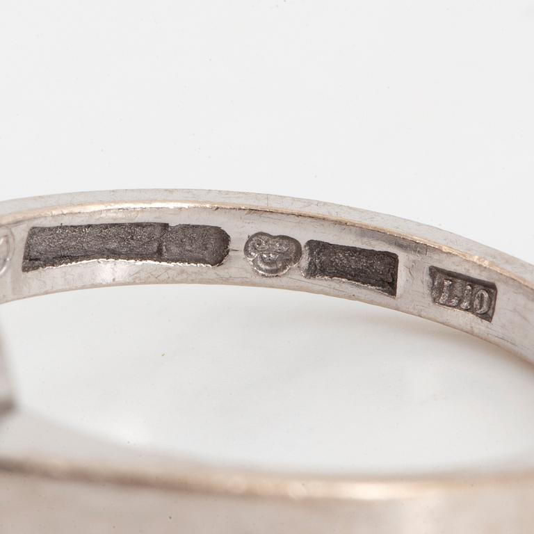 RING, med ovalslipad rubin 0.99 ct samt briljantslipade diamanter totalt 0.71 ct.