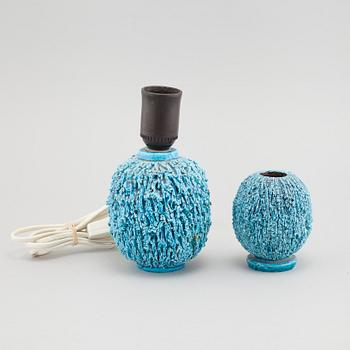 GUNNAR NYLUND, bordslampa samt vas, chamotterat stengods, Rörstrand.