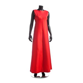 MÄRTHASKOLAN, a red evening dress.