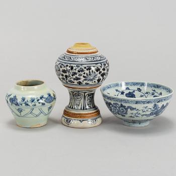 A blue and white vase, bowl and pot, South East Asia, 16th/17th Century.