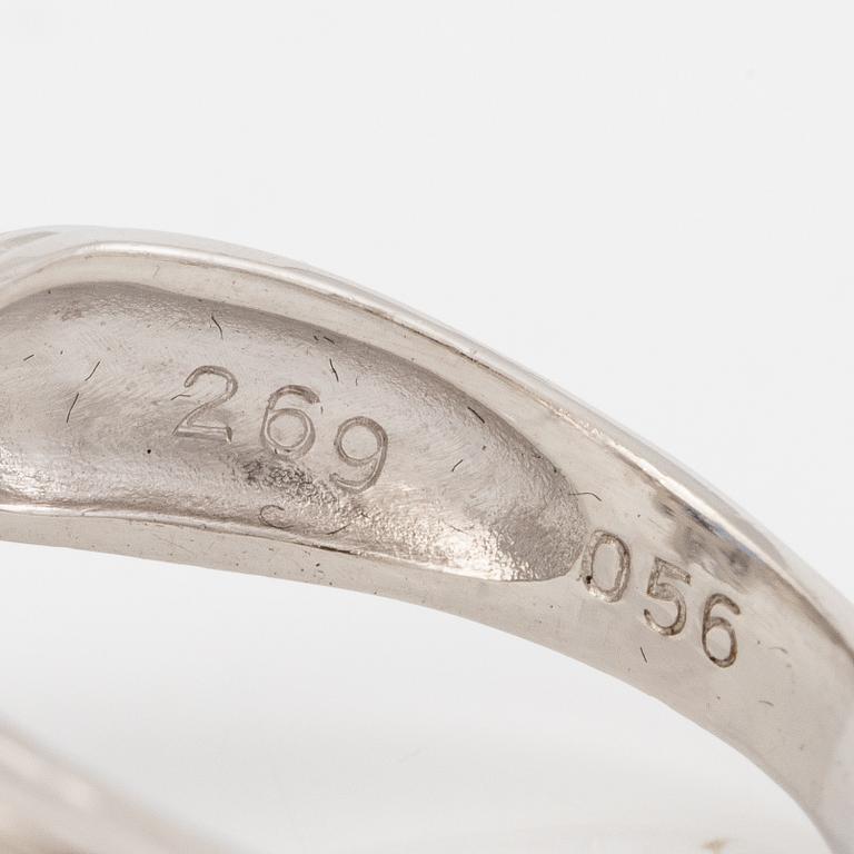 Ring platinum, with a sapphire and brilliant-cut diamonds.