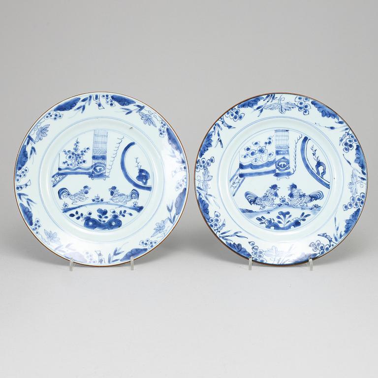 TALLRIKAR, två stycken, porslin. Qingdynastin, Qianlong (1736-95).