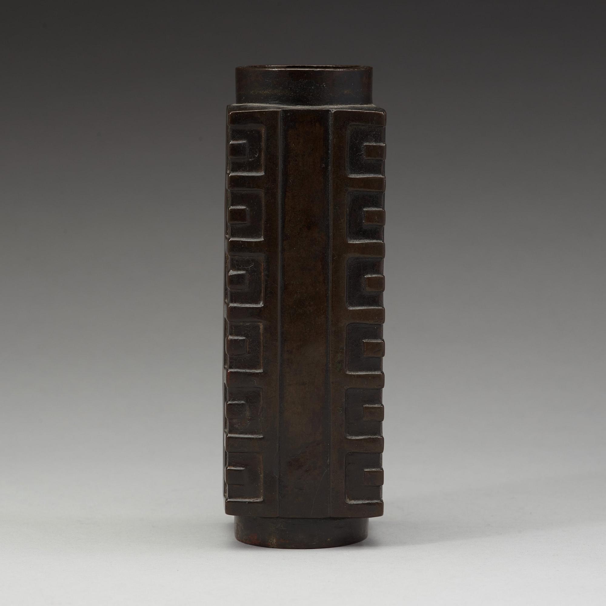 A 'Kang' shaped bronze vase, Ming dynasty (1368-1644).