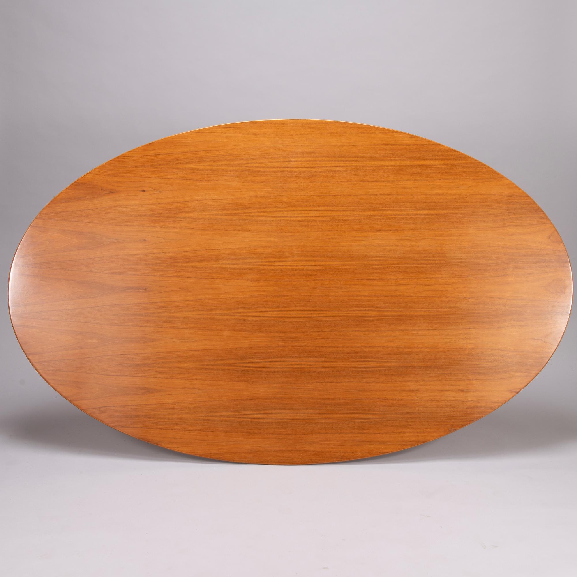 Florence Knoll, Ruokapöytä, "Oval 96", Knoll International. Suunniteltu 1961.
