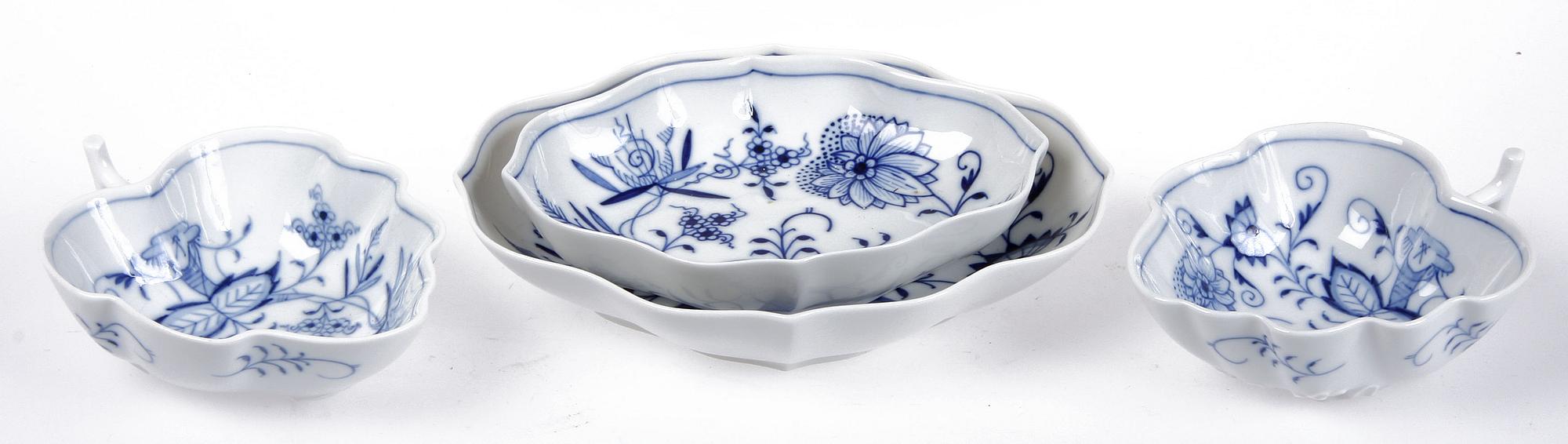 MATSERVIS, 87 delar, porslin, Meissen, lökmönstrad.