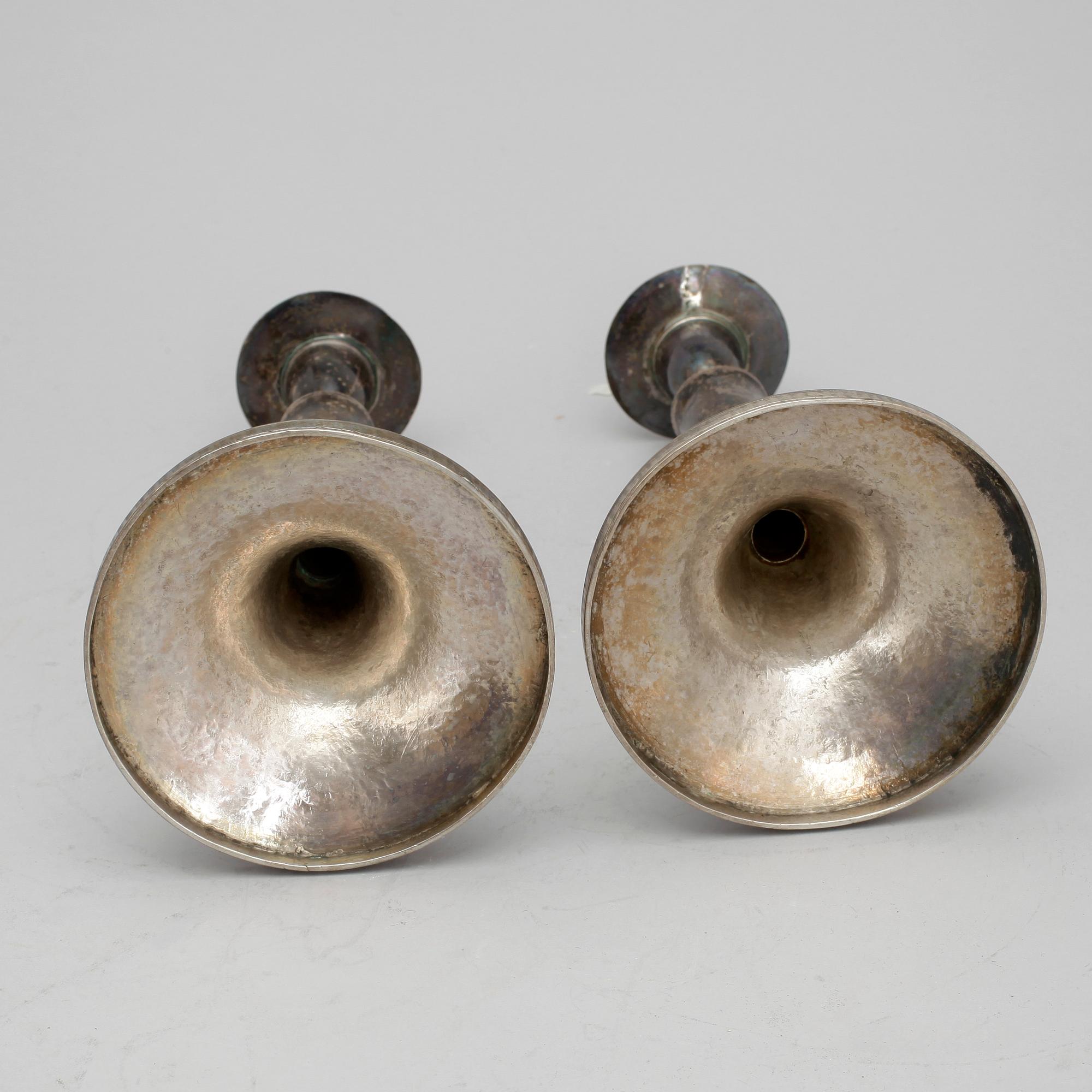 LJUSSTAKAR, ett par, silver, otydliga stämplar, troligen Österrike/Ungern, 1800-talets första hälft. Vikt ca 408 gram.