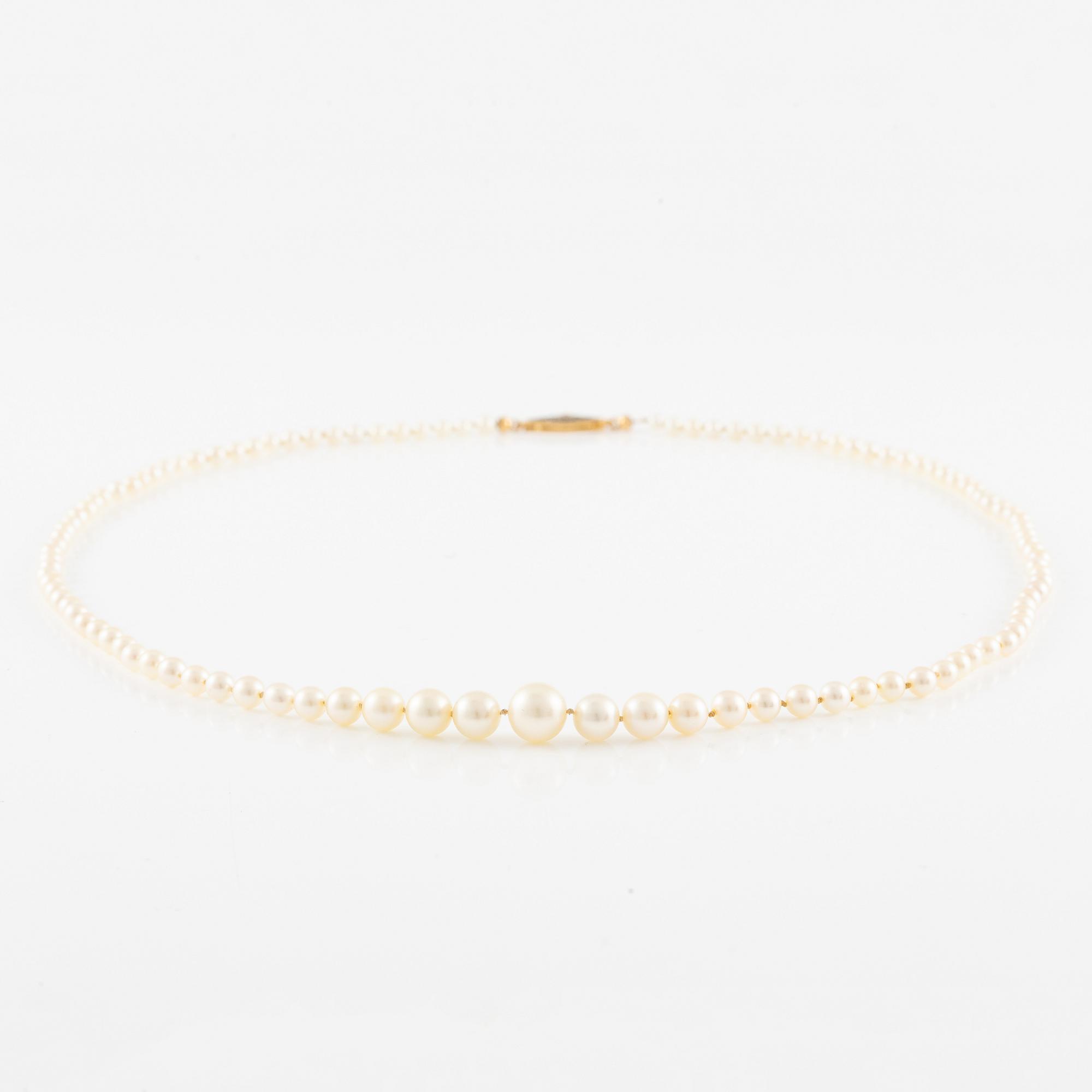 Pearl necklace, with graduated cultured pearls, clasp 18K gold set with small white stones.