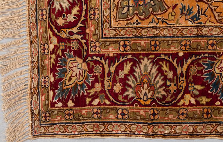 MATTA, semiantik silke Turkisk. Ca 145,5 x 119 cm.