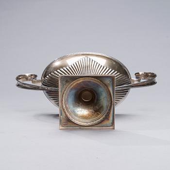 JARDINJÄR, silver och glas, gustaviansk stil, Åbo 1918. Silvervikt 887,7 g.