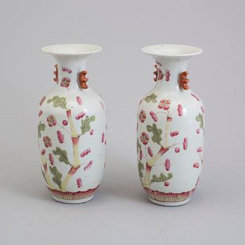 A pair of Chinese famille rose vases, early 20th century.