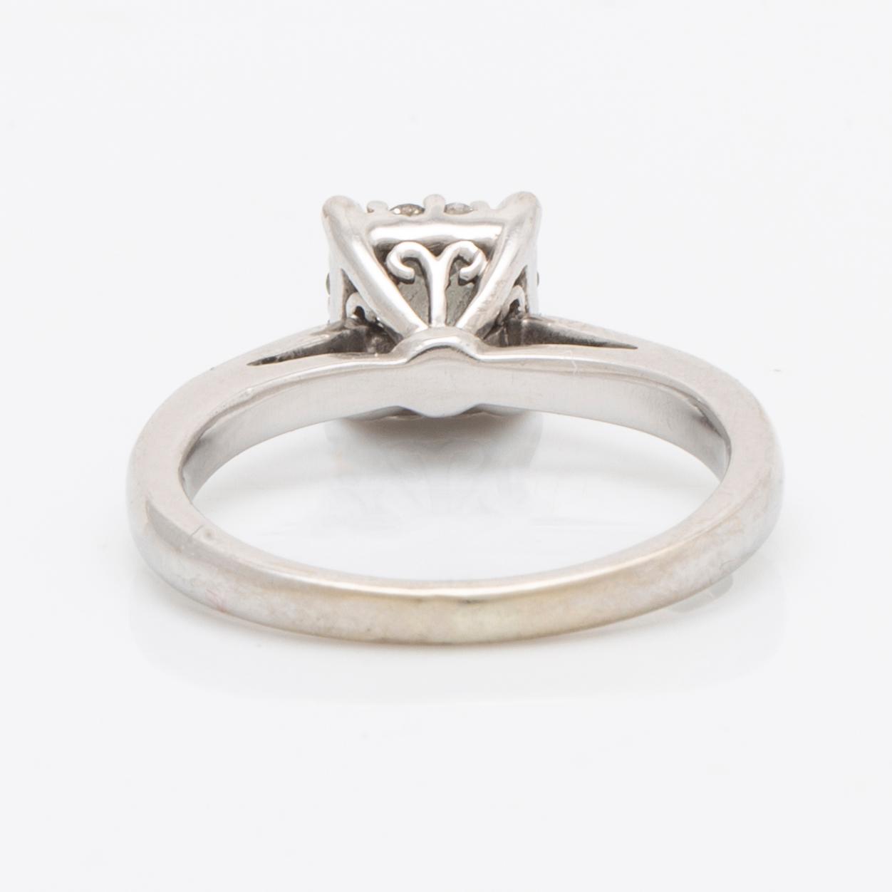 Ring 14K whitegold 1 princess-cut and brilliant-cut diamonds approx 0,30 ct in total.