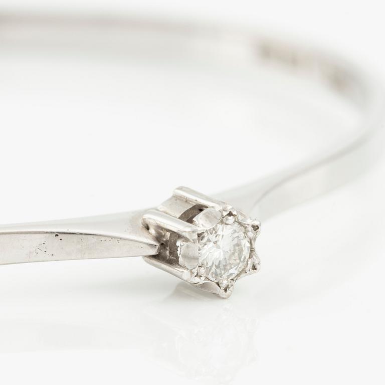 Armring 18K vitguld med en rund briljantslipad diamant.