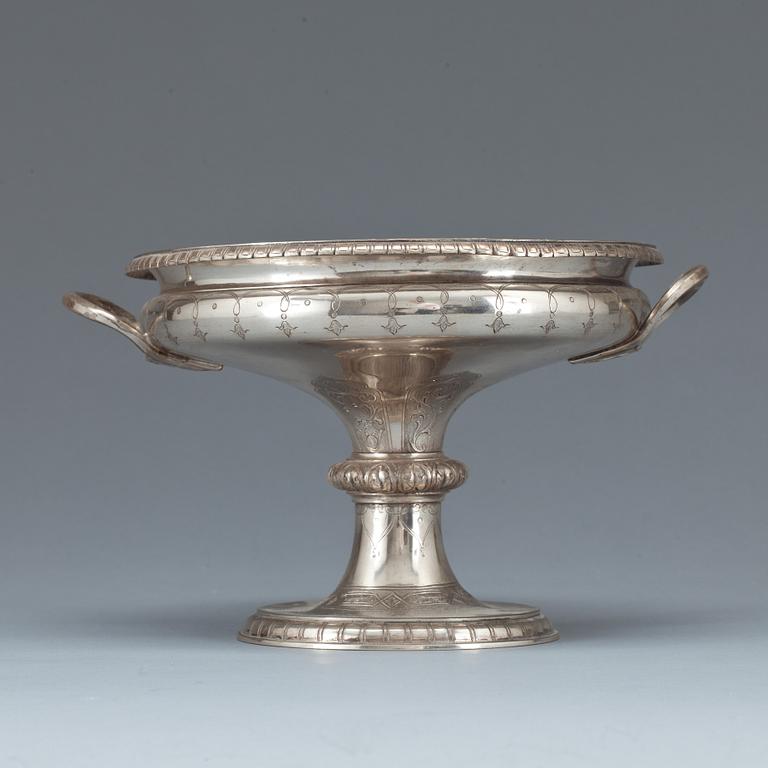 SKÅL på FOT, silver, ej stämplad, 1800-talets andra hälft. Vikt ca 440 g.