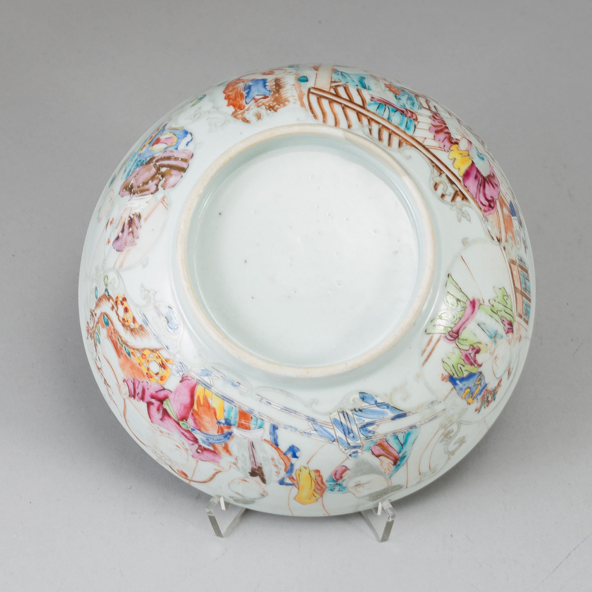 A famille rose mandarin bowl, Qing dynasty, Qianlong (1736-95).
