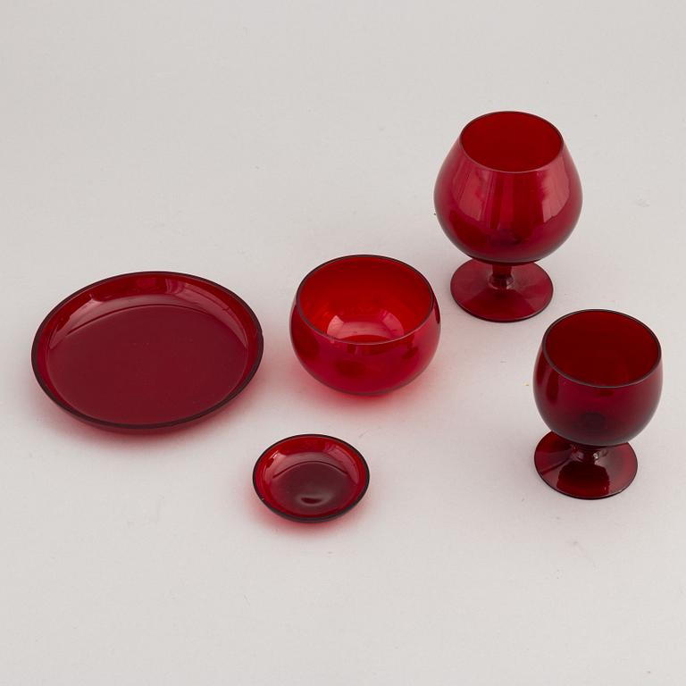 Monica Bratt och Björn Trädgård, 24 servisdelar, rött glas. Rejmyre, 1900-tal.