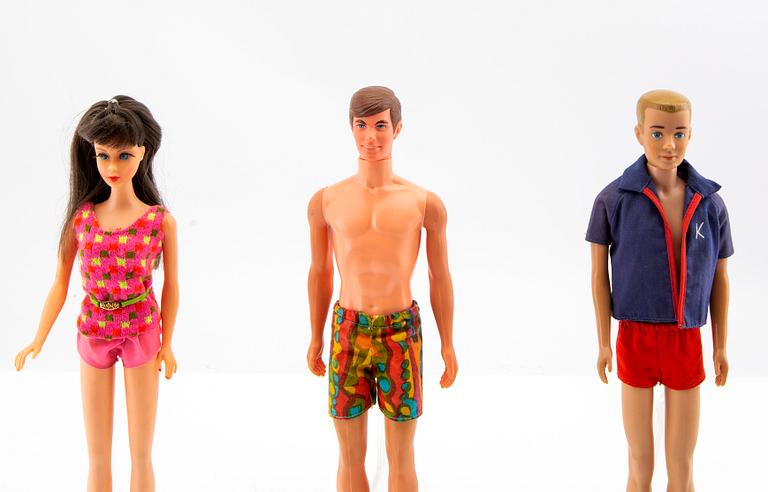 Barbie och Ken, dockor 3 st. samt kläder, Mod "Twist 'N Turn Barbie, Mattel 1968, vintage "Blushing Ken"Mattel 1966.