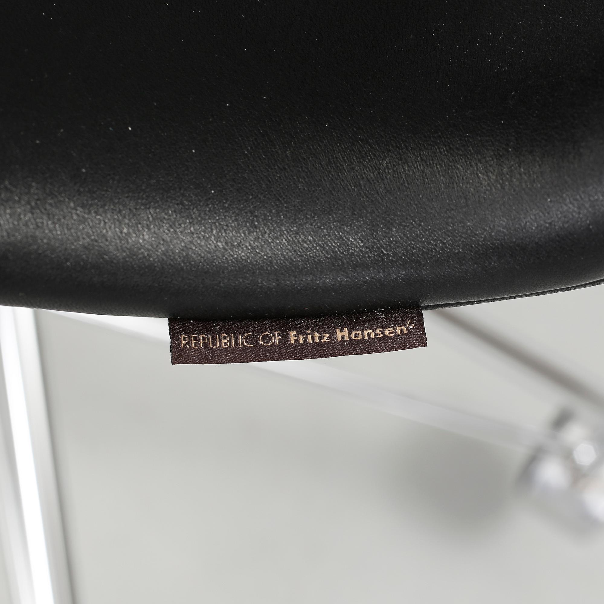 SKRIVBORDSSTOL, Arne Jacobsen "Sjuan", Fritz Hansen. 2013/2014.