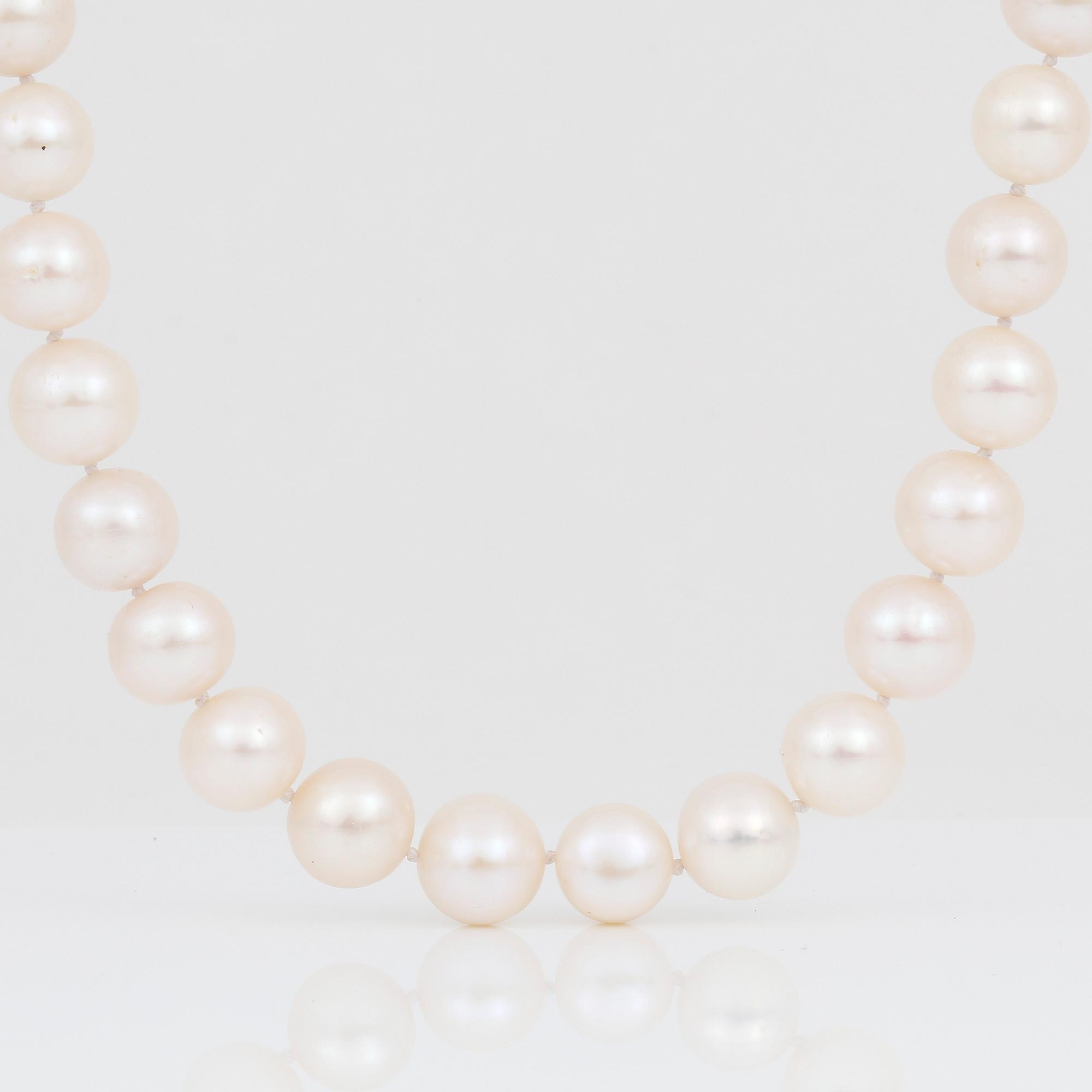 PÄRLCOLLIER, med hjärtformat försilvrat lås och odlade vita pärlor.