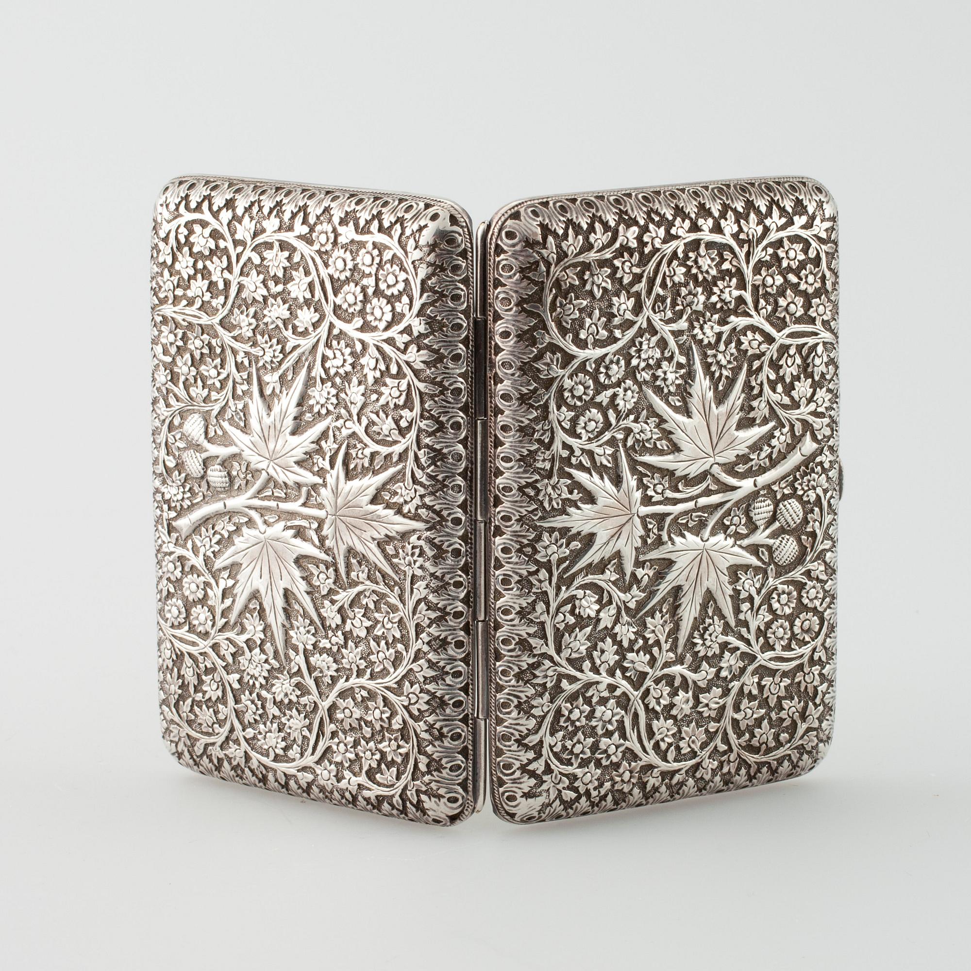 CIGARETTETUI, ostämplat silver. Vikt ca 148,7 g.