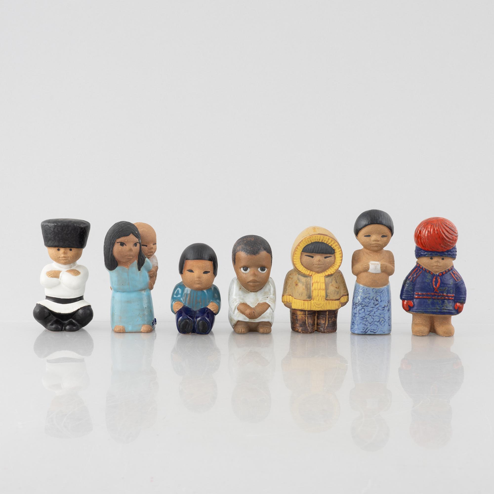 Lisa Larson, figuriner, 7 st, stengods, ur serien "All världens barn", Gustavsberg.