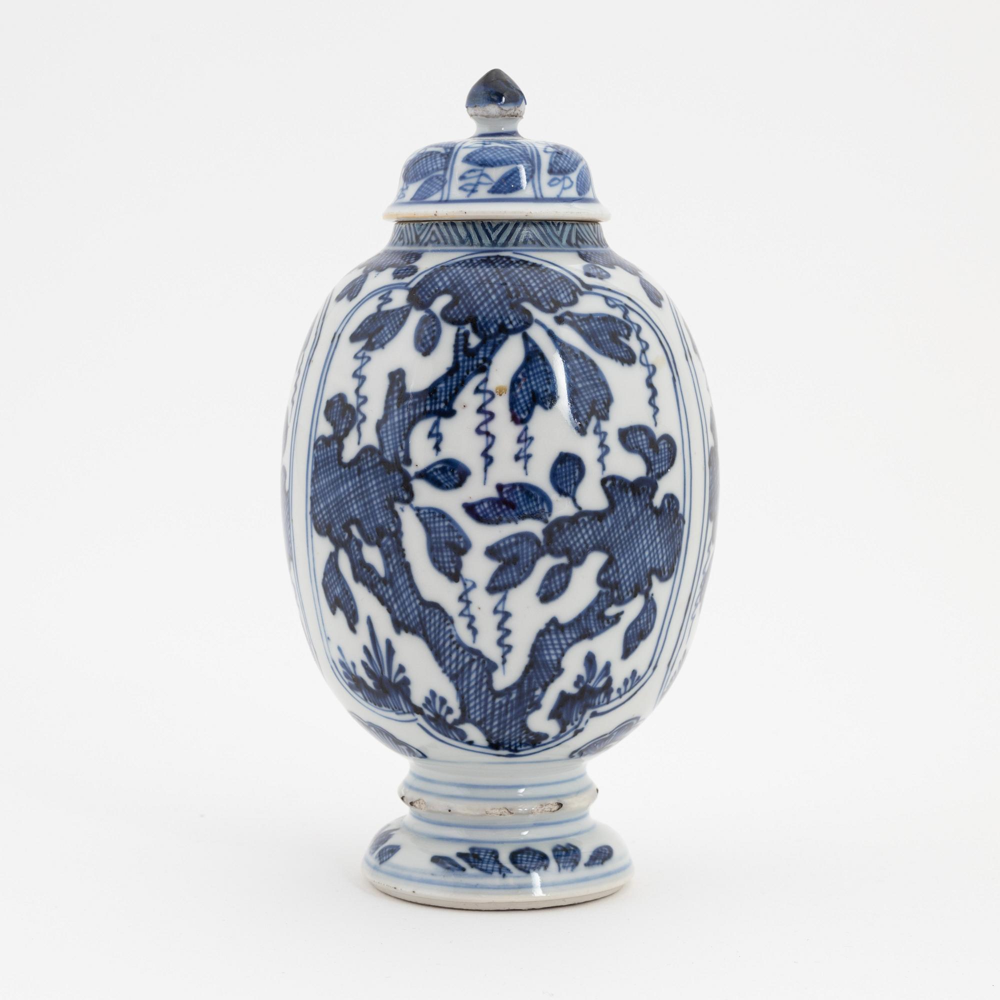 A blue and white Chinese urn with cover, Qing dynasty, Kangxi (1662-1722).