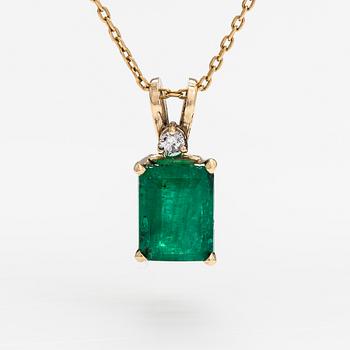 A 14K and 18K gold necklace with an ca. 2.22 ct emerald and a ca. 0.05 ct diamond.