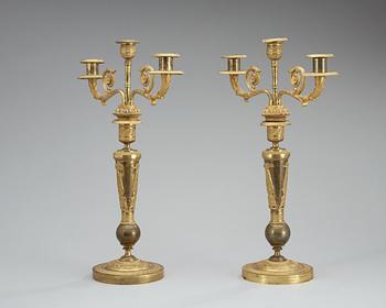 KANDELABRAR, för tre ljus, ett par. Frankrike, 1800-talets början. Empire.