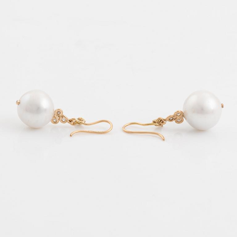Earrings with cultured freshwater pearls and brilliant-cut diamonds.