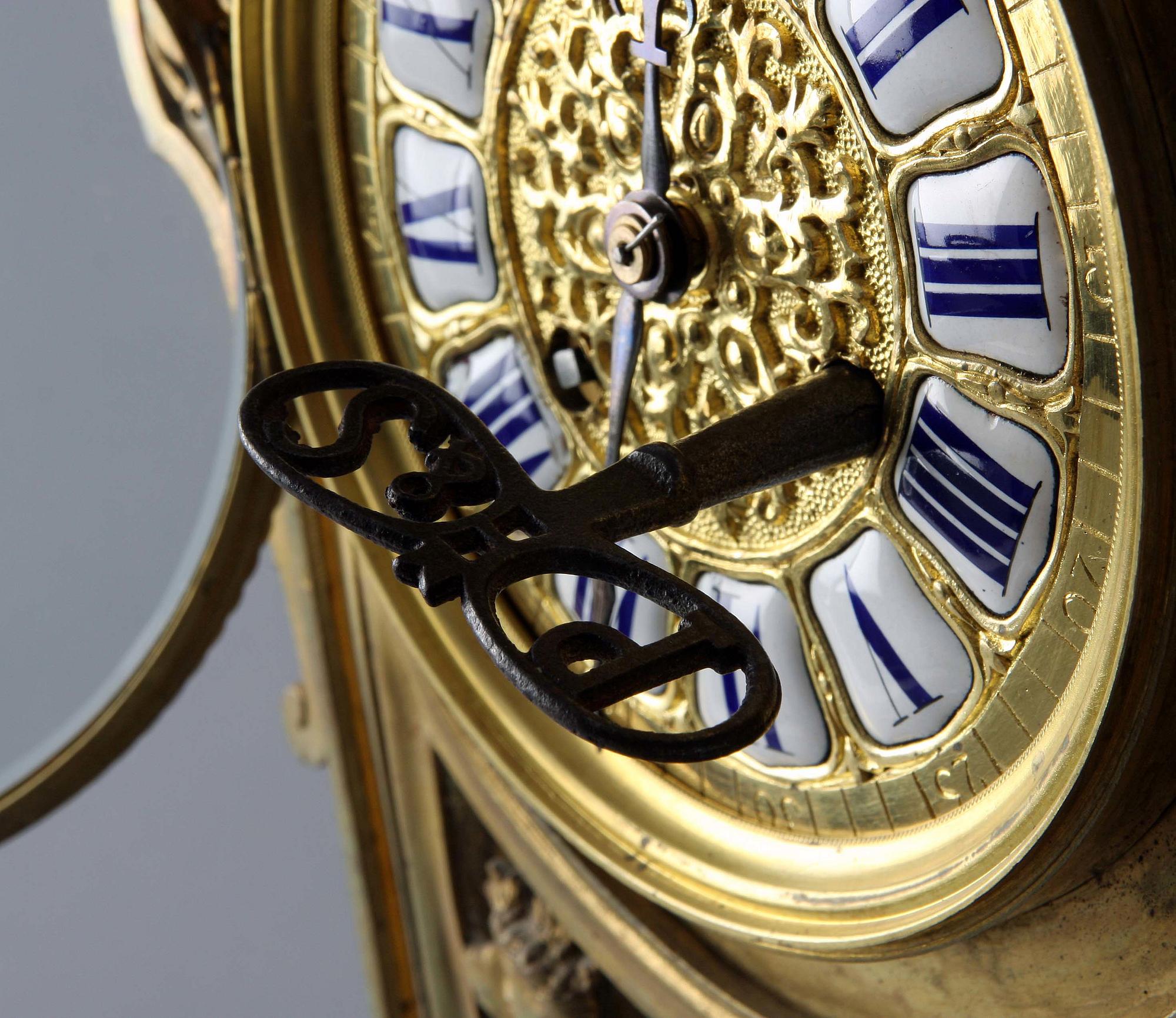 BORDSPENDYL, Louis XVI-stil. 1800-talets slut, Paris.