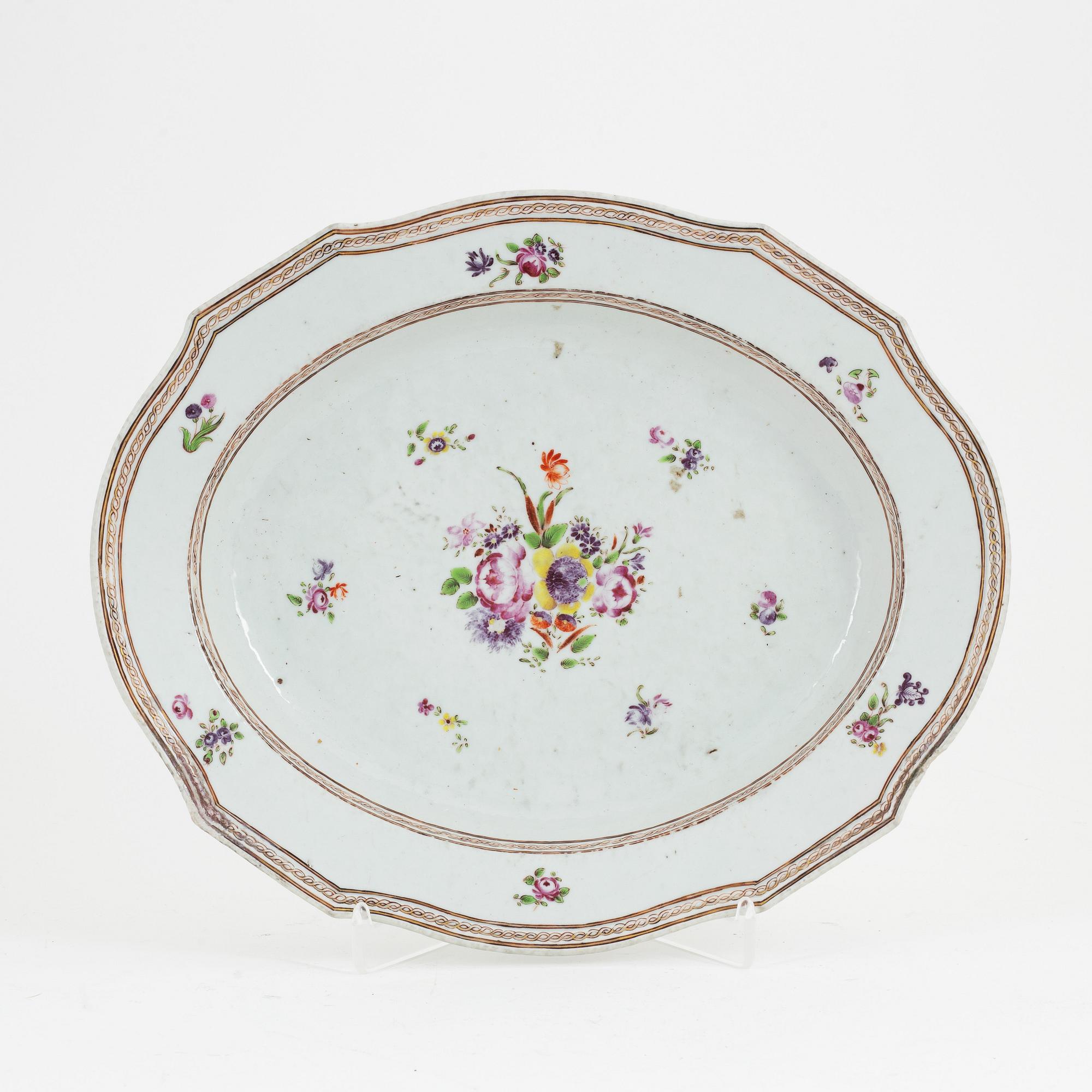 A Chinese porcelain charger, Qing Dynasty, Qianlong (1736-95).
