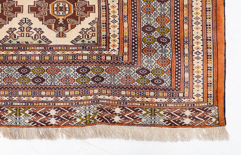 Carpet, Turkmen, approx. 386 x 294 cm.