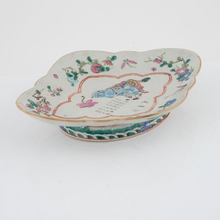 A porcelain dish, China, Late 19th century.