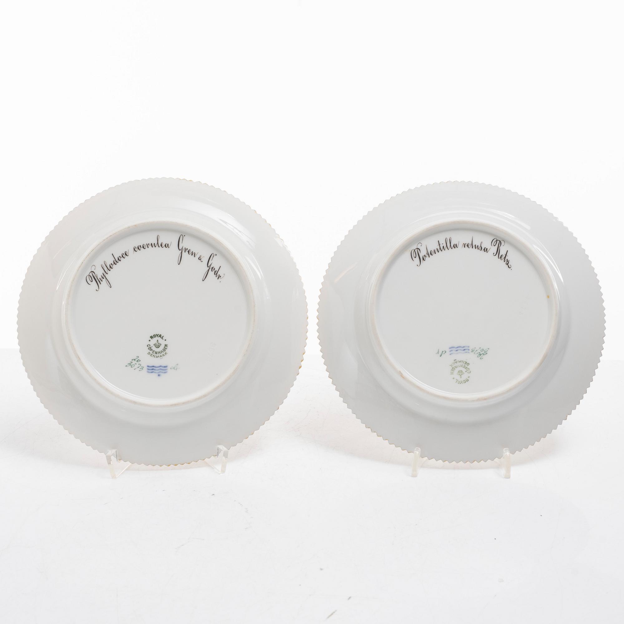 Assietter, fyra stycken samt små fat, två stycken, porslin. 'Flora Danica', Royal Copenhagen, Danmark, 1900-tal.