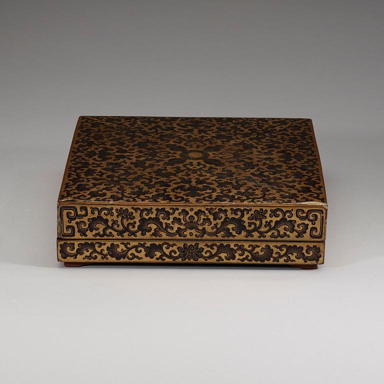 A black and gold lacquer box and cover containing a cabaret, late Qing dynasty (1644-1912).