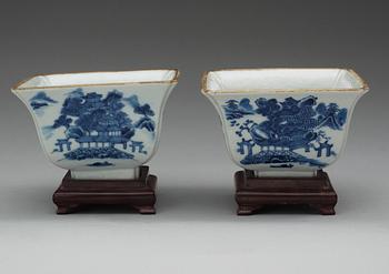 A pair of blue and white bolws. Jiaqing (1796-1820).