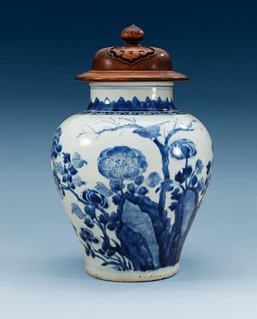 A blue and white Transitional jar, 17th Century.