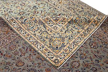 A Kashan carpet, c. 402 x 293 cm.