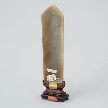 STELE, BIDISKAR, tre stycken samt amulett, nefrit. Kina.