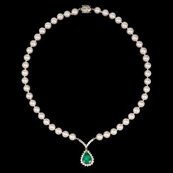 An emerald, app. 4.75 cts, brilliant cut diamond, tot. app. 2 cts and cultured pearl necklace.