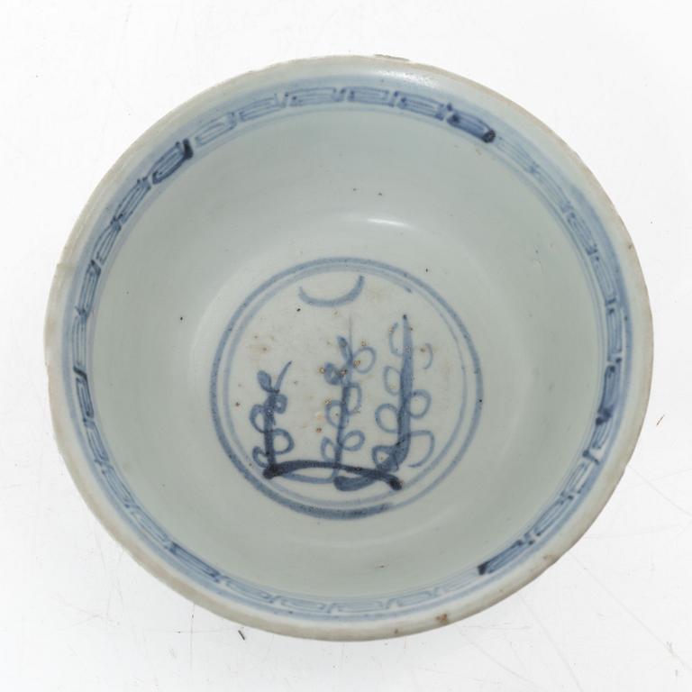 A Chinese blue and white porcelan bowl and a small vase, Ming dynasty (1368-1644).