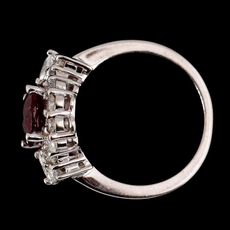 RING, 14 k vitguld, rubin ca 2.50-3.00 ct, navett- och briljantslipade diamanter.