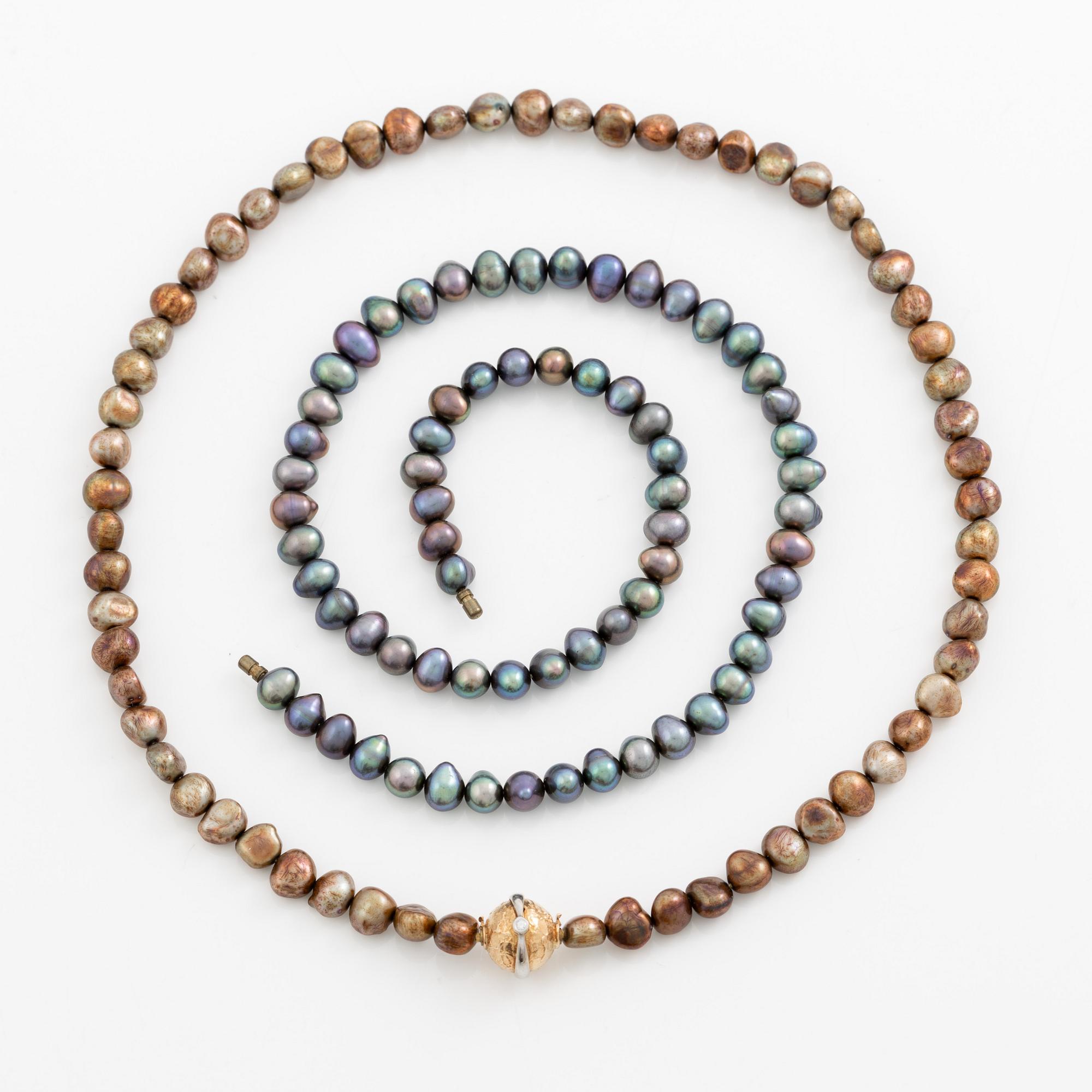 A Per Borup clasp in 18K gold with round brilliant-cut diamonds.