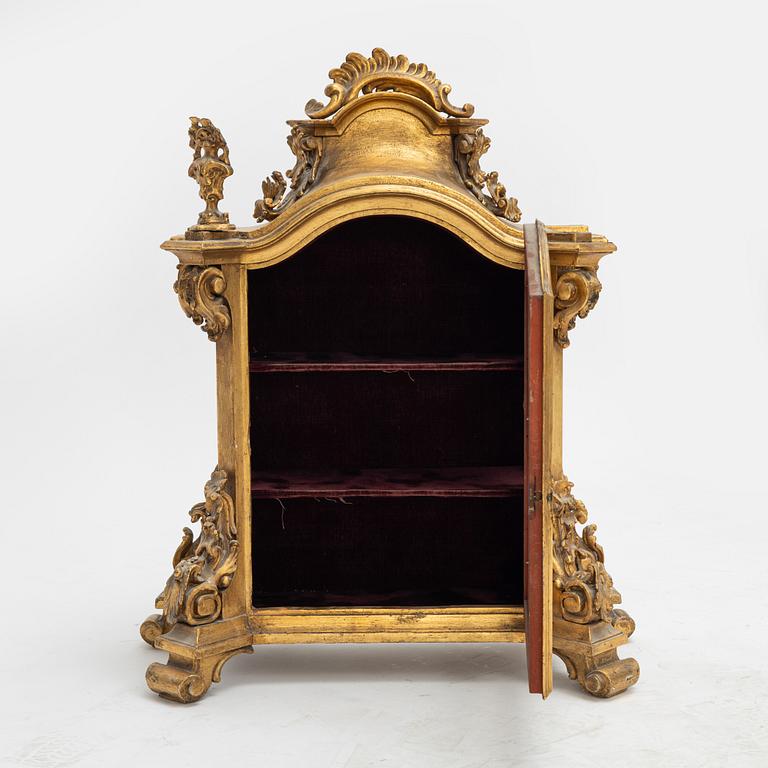 Helgonbildskåp/bordsvitrin, syneuropa, 1700-tal.