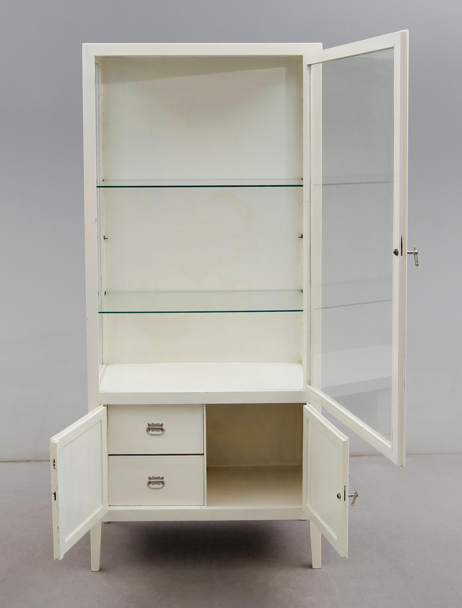 LÄKARSKÅP, 1900-talets första hälft.