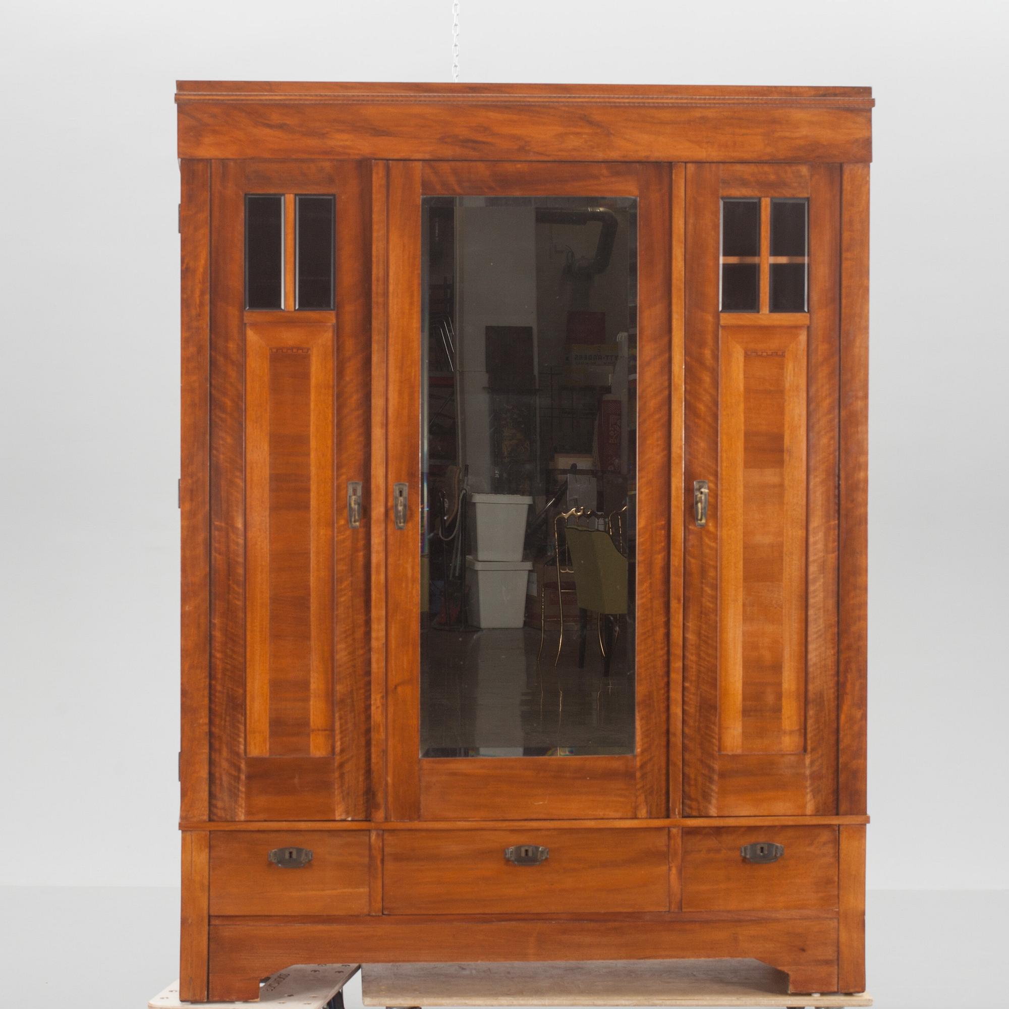 KLÄDSKÅP, Jugend, 1900-talets första hälft.