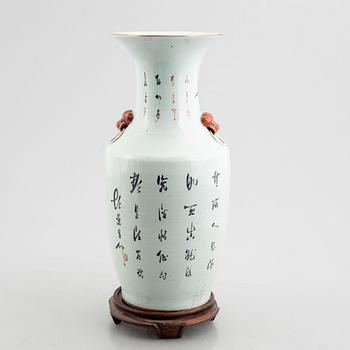 A porcelain vase, China, mid 20th century.