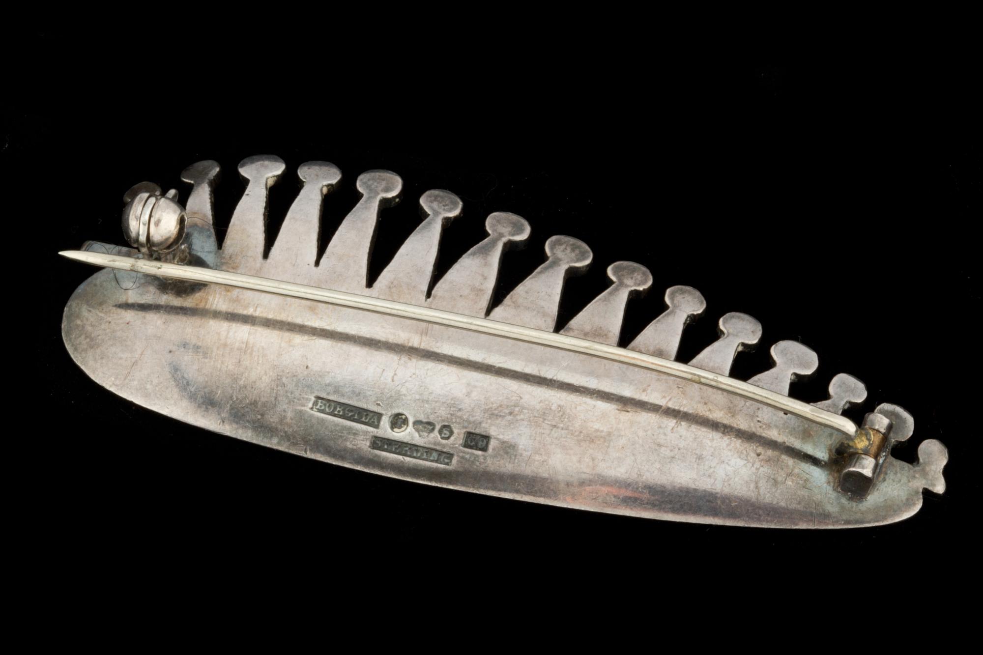 BROSCH, sterlingsilver med orange emajl, Borgila AB Atelier, Stockholm, 1957. Vikt ca 12 g.