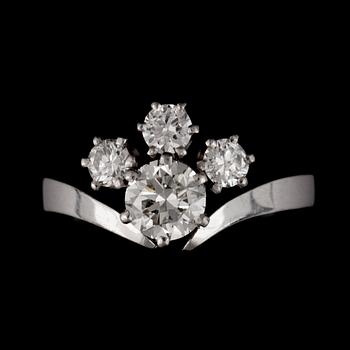 82. Ring med briljantslipade diamanter. Mittsten ca 0.60 ct sidostenar ca 0.15 ct/st. Kvalitet ca H/VS.