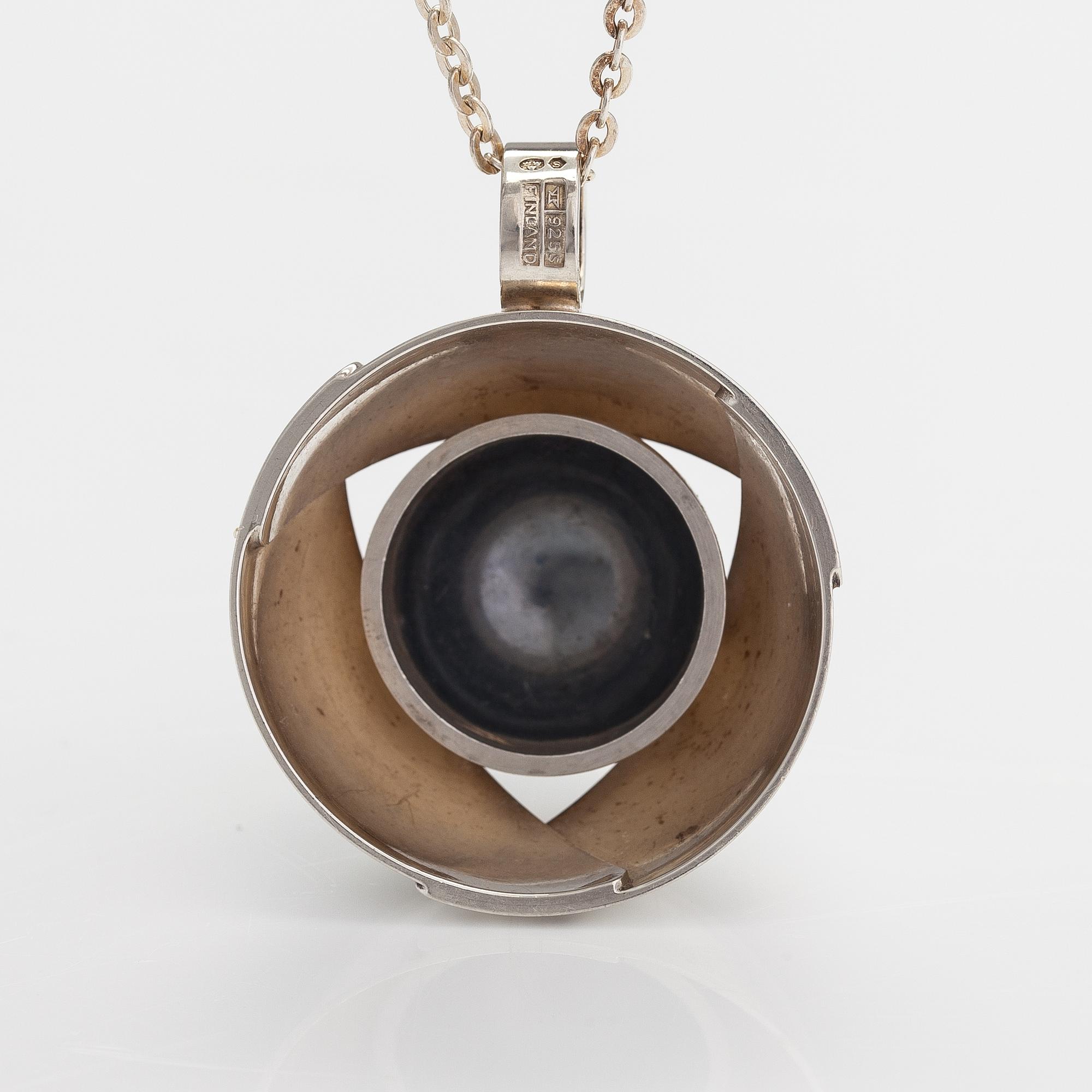 Elis Kauppi, Halsband, sterlingsilver. Kupittaan kulta, Åbo.